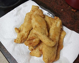 Foto del paso 3 de la receta: Soldaditos de merluza con papas, ensalada mixta y mayonesa
