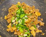 รูปขั้นตอนการทำที่ 2 ของ หมูเด้งผัดไข่เค็ม