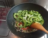 青苦瓜炒小魚干(簡單料理)的食譜步驟4照片