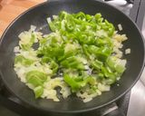 Une image de l'étape 7 de Saucisses allemandes aux poivrons verts, oignon et épices.