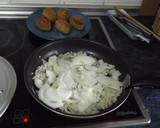 Foto del paso 3 de la receta: Rollos de carne con salsa de cebollas al vino