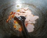 Foto langkah ke 5 dari resep Tumis Tauge Sosis.