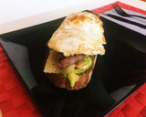 Foto del paso 2 de la receta: Tosta con aguacate, huevo y hamburguesa
