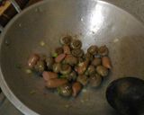 Foto langkah ke 3 dari resep Jamur Sosis Tumis.