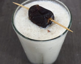 A picture of step 2 of Dates and Banana Shake.