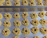 Foto langkah ke 5 dari resep Kue kering Semprit Terigu.