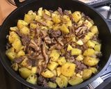 Une image de l'étape 11 de Pommes de terre au bœuf, ail fumé, shiitakes et bouillon de chevreau.
