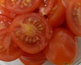 Foto del paso 5 de la receta: Hamburguesa de pollo y espinacas con timbal de espinacas, langostinos y tomates cherry