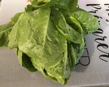 Une image de l'étape 1 de Salade de romaine aux betteraves rouges, tomates, frisée rouge et feta.