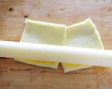 Hình bước làm 1 của món Sandwich nhân xúc xích mayo