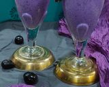 A picture of step 3 of Black plums milkshake.