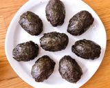 Hình bước làm 2 của món Cơm Nắm Rong Biển Kẹp Cá Ngừ