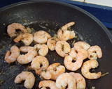 Foto del paso 6 de la receta: Salmón con vinagreta de alcaparras y miel con langostinos al ajillo