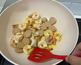 Foto langkah ke 1 dari resep Udang Sosis Asam Manis.