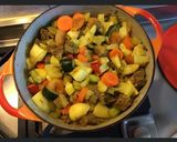 Une image de l'étape 2 de Tajine de bœuf aux légumes pommes de terre abricots secs et citron confit.
