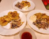 รูปขั้นตอนการทำที่ 6 ของ Corn and chicken fritters (ข้าวโพดกับอกไก่ทอด) coleslaw and sour cream
