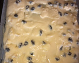 Foto del paso 2 de la receta: Cuadraditos de vainilla, con trozos de manzana, pasas de uva, bañada con chocolate