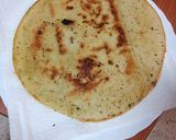 Foto del paso 2 de la receta: Masa de pizza frita con aceite de sal de ajo y perejil picado