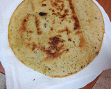 Foto del paso 2 de la receta: Masa de pizza frita con aceite de sal de ajo y perejil picado