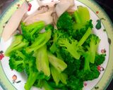 Hình bước làm 2 của món Hoa lơ xào thịt bò và nấm