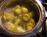 Foto del paso 5 de la receta: Carne de res con papas, en salsa de tomates y jalapeños