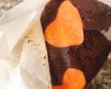 Hình bước làm 4 của món Chocolate raspberry Swiss roll