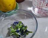 Foto langkah ke 1 dari resep Es Bunga Telang Lemon Madu.