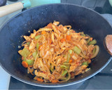 Foto del paso 3 de la receta: Estofado de pollo al curry con verduras, patatas y manzana