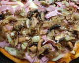Foto del paso 3 de la receta: Pizza con alcuciles, hongos, jamón y cebolla