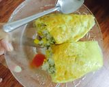 Hình bước làm 4 của món Cơm chiên gà và ngô ngọt cuộn trứng....!