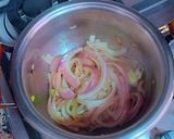 Foto del paso 3 de la receta Dorada y gambas con cebollas confitadas a la Canela y pasas