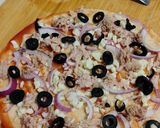 Pizza z tuńczykiem na tortilli krok przepisu 3 zdjęcie