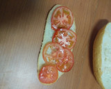 Foto del paso 3 de la receta: Bocadillo de tortilla al microondas con jamón, queso y tomate