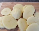 Foto del paso 2 de la receta: Patatas con gambas, almejas y gulas