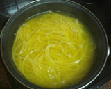 Foto del paso 1 de la receta: Pasta al ajillo con huevo frito y salchichas