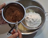 Foto langkah ke 2 dari resep Bolu kukus pisang isian coklat.