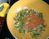 A picture of step 2 of Macroni In Tomato Sauce.