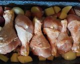 Csirkecombok hagyma-krumpli ágyon 🍗🥔 recept fázis 3 fotója