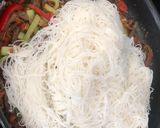 Une image de l'étape 4 de Nouilles de riz sautées au bœuf, poivrons et sésame.