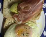 Foto del paso 2 de la receta: Bocata de huevo frito, aguacate y jamón, "carpe diem"