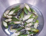 รูปขั้นตอนการทำที่ 2 ของ ไก่ผัดพริกแกงใส่กระเจี๊ยบ