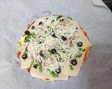 Foto del paso 4 de la receta: Pizza de espinacas, cebolla, bacon y aceitunas negras
