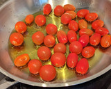 Foto del paso 1 de la receta: Pasta con tomates cherry, gambas y queso parmesano