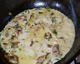 Foto del paso 3 de la receta: Pollo al verdeo con champignon a la crema con papas rústica
