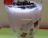 Foto langkah ke 2 dari resep Strawberry milk shake.