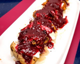 Foto del paso 7 de la receta: Montaditos de pollo con salsa de frutos rojos y queso de cabra