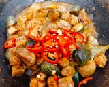 Foto langkah ke 5 dari resep Oseng Manis Pedas Tempe Tahu Terong Lalap.