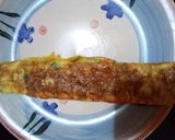 A picture of step 4 of Egg omelette with noodles.