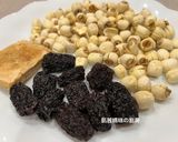 A picture of step 1 of Black Date, Snow Fungus, and Lotus Seed Sweet Soup.