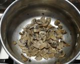 Foto del passaggio 1 della ricetta Pasta salsiccia e funghi